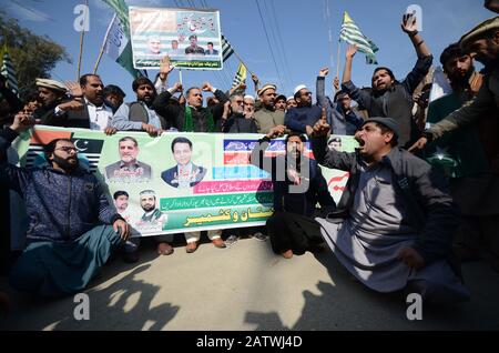 Peshawar, Pakistan. 05 février 2020. Le peuple pakistanais a organisé un rassemblement pour célébrer la Journée de solidarité avec les membres des Kashmirs de l'Albadar. Un groupe d'enfants qui agrèrent les drapeaux du Pakistan et de l'Azad Jammu-et-Cachemire lorsqu'ils se réunissent pour célébrer la Journée de solidarité avec les Kashmiris. Le drapeau national indien et l'effigie de Narendra Modi sont incendiés pendant la manifestation. (Photo De Hussain Ali/Pacific Press) Crédit: Pacific Press Agency/Alay Live News Banque D'Images