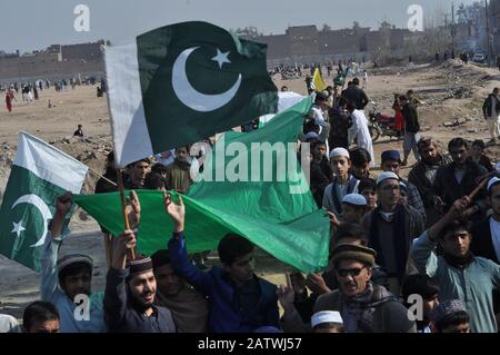 Peshawar, Pakistan. 05 février 2020. Le peuple pakistanais a organisé un rassemblement pour célébrer la Journée de solidarité avec les membres des Kashmirs de l'Albadar. Un groupe d'enfants qui agrèrent les drapeaux du Pakistan et de l'Azad Jammu-et-Cachemire lorsqu'ils se réunissent pour célébrer la Journée de solidarité avec les Kashmiris. Le drapeau national indien et l'effigie de Narendra Modi sont incendiés pendant la manifestation. (Photo De Hussain Ali/Pacific Press) Crédit: Pacific Press Agency/Alay Live News Banque D'Images