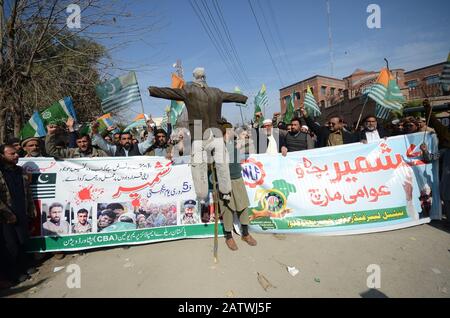 Peshawar, Pakistan. 05 février 2020. Le peuple pakistanais a organisé un rassemblement pour célébrer la Journée de solidarité avec les membres des Kashmirs de l'Albadar. Un groupe d'enfants qui agrèrent les drapeaux du Pakistan et de l'Azad Jammu-et-Cachemire lorsqu'ils se réunissent pour célébrer la Journée de solidarité avec les Kashmiris. Le drapeau national indien et l'effigie de Narendra Modi sont incendiés pendant la manifestation. (Photo De Hussain Ali/Pacific Press) Crédit: Pacific Press Agency/Alay Live News Banque D'Images