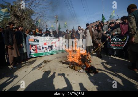 Peshawar, Pakistan. 05 février 2020. Le peuple pakistanais a organisé un rassemblement pour célébrer la Journée de solidarité avec les membres des Kashmirs de l'Albadar. Un groupe d'enfants qui agrèrent les drapeaux du Pakistan et de l'Azad Jammu-et-Cachemire lorsqu'ils se réunissent pour célébrer la Journée de solidarité avec les Kashmiris. Le drapeau national indien et l'effigie de Narendra Modi sont incendiés pendant la manifestation. (Photo De Hussain Ali/Pacific Press) Crédit: Pacific Press Agency/Alay Live News Banque D'Images
