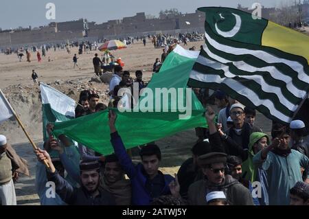 Peshawar, Pakistan. 05 février 2020. Le peuple pakistanais a organisé un rassemblement pour célébrer la Journée de solidarité avec les membres des Kashmirs de l'Albadar. Un groupe d'enfants qui agrèrent les drapeaux du Pakistan et de l'Azad Jammu-et-Cachemire lorsqu'ils se réunissent pour célébrer la Journée de solidarité avec les Kashmiris. Le drapeau national indien et l'effigie de Narendra Modi sont incendiés pendant la manifestation. (Photo De Hussain Ali/Pacific Press) Crédit: Pacific Press Agency/Alay Live News Banque D'Images