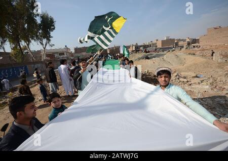 Peshawar, Pakistan. 05 février 2020. Le peuple pakistanais a organisé un rassemblement pour célébrer la Journée de solidarité avec les membres des Kashmirs de l'Albadar. Un groupe d'enfants qui agrèrent les drapeaux du Pakistan et de l'Azad Jammu-et-Cachemire lorsqu'ils se réunissent pour célébrer la Journée de solidarité avec les Kashmiris. Le drapeau national indien et l'effigie de Narendra Modi sont incendiés pendant la manifestation. (Photo De Hussain Ali/Pacific Press) Crédit: Pacific Press Agency/Alay Live News Banque D'Images