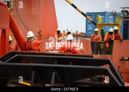 équipage marin effectuant des opérations de manutention d'ancre en mer pour un bateau de travail à ancre à quatre points en mer Banque D'Images