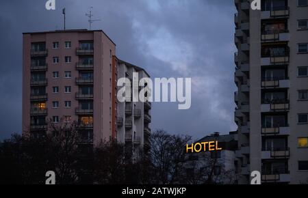 Stuttgart, Allemagne. 05 février 2020. Le signe d'un hôtel brille entre les bâtiments résidentiels. Crédit: Sebastian Gollnow/Dpa/Alay Live News Banque D'Images