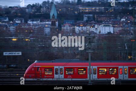 Stuttgart, Allemagne. 05 février 2020. Un tramway de la Deutsche Bahn circule sur les pistes. Crédit: Sebastian Gollnow/Dpa/Alay Live News Banque D'Images