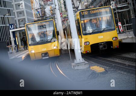 Stuttgart, Allemagne. 05 février 2020. Les voitures du SSB souterrain U 12 sont garées à un arrêt. Crédit: Sebastian Gollnow/Dpa/Alay Live News Banque D'Images