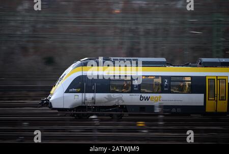 Stuttgart, Allemagne. 05 février 2020. Un train régional de l'opérateur ferroviaire privé Abellio dessert la gare centrale de Stuttgart. Crédit: Sebastian Gollnow/Dpa/Alay Live News Banque D'Images