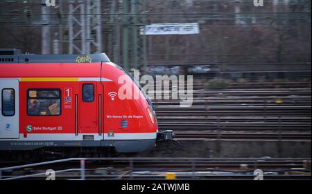 Stuttgart, Allemagne. 05 février 2020. Un tramway de la Deutsche Bahn circule sur les pistes. Crédit: Sebastian Gollnow/Dpa/Alay Live News Banque D'Images