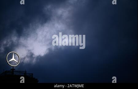 Stuttgart, Allemagne. 05 février 2020. L'étoile Mercedes brille devant le ciel sombre. Crédit: Sebastian Gollnow/Dpa/Alay Live News Banque D'Images