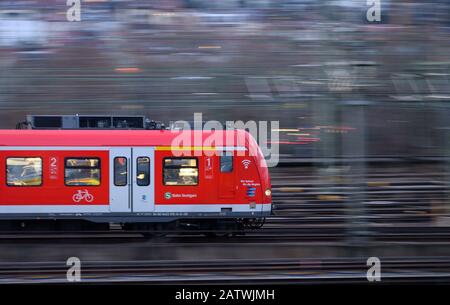 Stuttgart, Allemagne. 05 février 2020. Un tramway de la Deutsche Bahn circule sur les pistes. Crédit: Sebastian Gollnow/Dpa/Alay Live News Banque D'Images