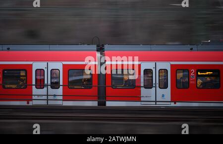 Stuttgart, Allemagne. 05 février 2020. Un tramway de la route S-1 passe sur les pistes. Crédit: Sebastian Gollnow/Dpa/Alay Live News Banque D'Images