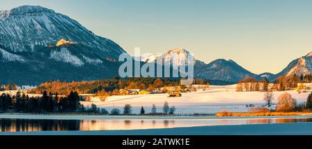 Lever du soleil d'hiver au lac Hopfen avec les montagnes Karwendel en arrière-plan, Bavière, Allemagne. Banque D'Images
