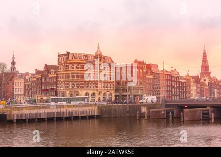 Amsterdam, Pays-Bas - 2 avril 2016 : vue sur la rue au coucher du soleil avec les vieilles maisons traditionnelles, les gens Banque D'Images
