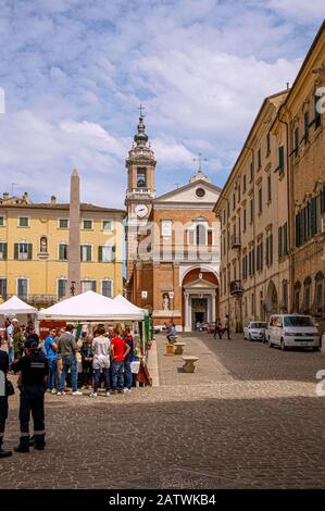 Italie Marche Jesi Piazza Federico Ii° Vue Avec Cathédrale Saint-Settimio Banque D'Images