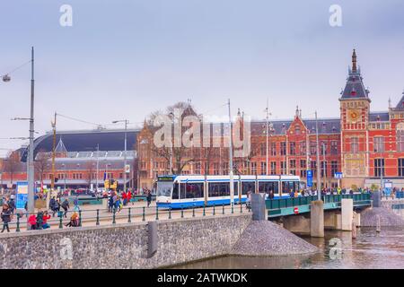 Amsterdam, Pays-Bas - 2 avril 2016 : vue sur la gare centrale et le canal Banque D'Images