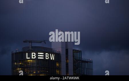 Stuttgart, Allemagne. 05 février 2020. Le signe de la Landesbank Baden-Württemberg (LBBW) brille sur une tour. Crédit: Sebastian Gollnow/Dpa/Alay Live News Banque D'Images