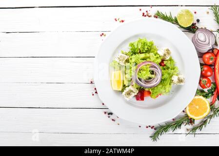 Salade Grecque De Légumes Frais. Sur un fond en bois. Vue de dessus. Espace de copie. Banque D'Images
