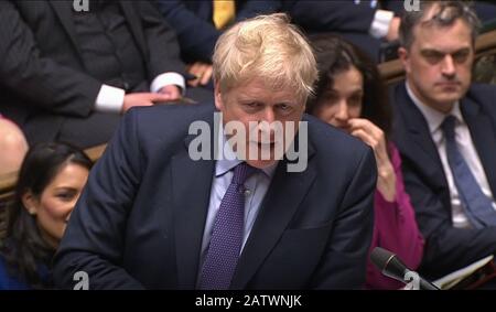 Le premier ministre Boris Johnson écoute le chef du Parti travailliste Jeremy Corbyn lors des questions du premier ministre à la Chambre des communes, Londres. Banque D'Images