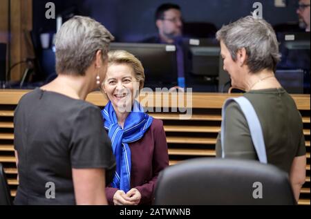 Bruxelles, Belgique. 05 février 2020. Le commissaire européen aux affaires intérieures, Ylva Johansson (L), parle avec le président de la Commission européenne Ursula von der Leyen (C) et le commissaire européen pour une Europe digne de l'âge numérique - le vice-président exécutif Margrethe Vestager (R) avant la réunion hebdomadaire de la Commission européenne Le Berlaymont, le siège de la Commission européenne, le 5 février 2020. Dans le système politique de l'UE, elle exécute principalement des tâches de l'exécutif et correspond donc à peu près au gouvernement dans un système d'État. - PAS DE SERVICE DE FIL photo: TH crédit: DPA Picture Alliance/Al Banque D'Images