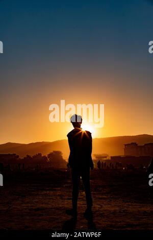 Silhouette de l'homme au lever du soleil un symbole de l'espoir Dans un nouveau Commencement Banque D'Images