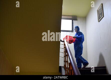 (200205) -- XINYANG, 5 février 2020 (Xinhua) -- UN membre du personnel livre des nouilles chaudes sèches, ou reganmian, aux personnes traitées isolément pour l'observation médicale dans un hôtel de Xinyang, dans la province de Henan en Chine centrale, 5 février 2020. Les nouilles chaudes sèches ne sont pas seulement une collation célèbre dans Wuhan de la province de Hubei, mais aussi une collation célèbre dans Xinyang de la province de Henan. Après le déclenchement de la nouvelle pneumonie à coronavirus, neuf personnes de la province de Hubei ont été transférées à un hôtel du district de Shihe de Xinyang pour observation médicale et isolement. Pendant la période d'isolement, le personnel stationné dans le Banque D'Images