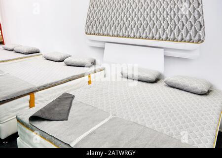 Matelas gris sur un lit double en magasin Banque D'Images