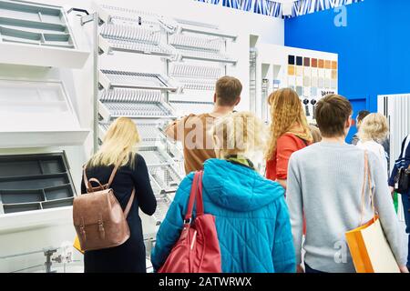 Acheteurs de personnes dans le magasin de matériel Banque D'Images