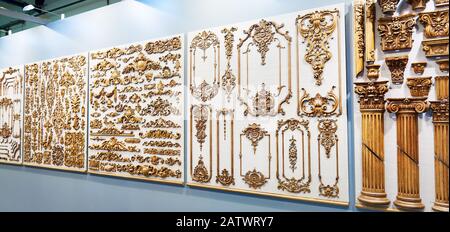 Motifs sculptés en bois pour la décoration intérieure dans un magasin de vitrine Banque D'Images