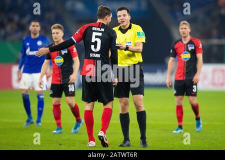 Gelsenkrichen, Allemagne. FIRO: 04.02.2020, Fuvuball, DFB-Pokal, saison 2019/2020, FC Schalke 04 - Hertha BSC Berlin Matija Nastasic (FC Schalke 04) en conversation avec l'arbitre Harm Osmers rid, rires | usage dans le monde crédit: DPA/Alay Live News Banque D'Images