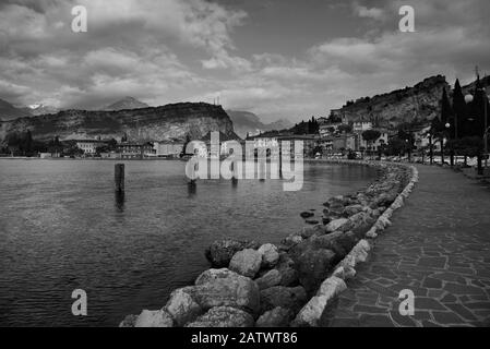 Vues de Torbole, sur le lac de Garde, dans le nord de l'Italie. Banque D'Images