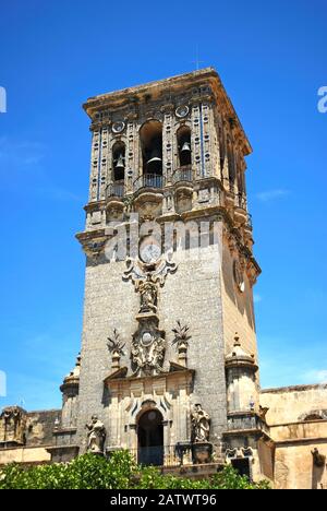 Clocher de la Basilique de Santa Maria sur la Plaza del Cabildo, Arcos de la Frontera, Andalousie, Espagne. Banque D'Images