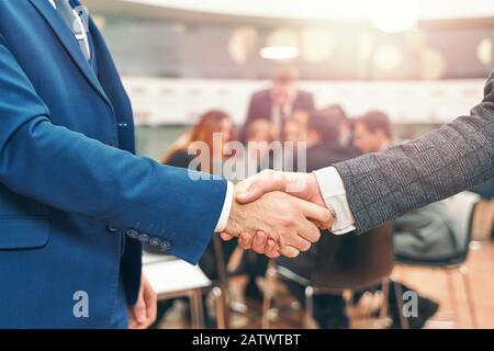 Business people shaking hands, finir une séance Banque D'Images