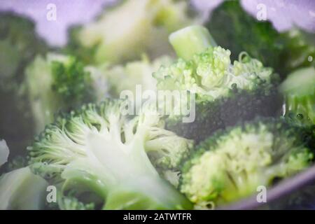 brocoli cuit drainant dans un métal corrosif Banque D'Images