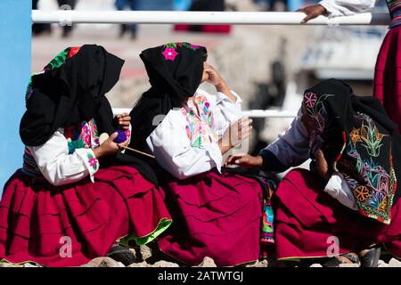 Femme avec des costumes typiques à Amantani sur le lac Titicaca Banque D'Images