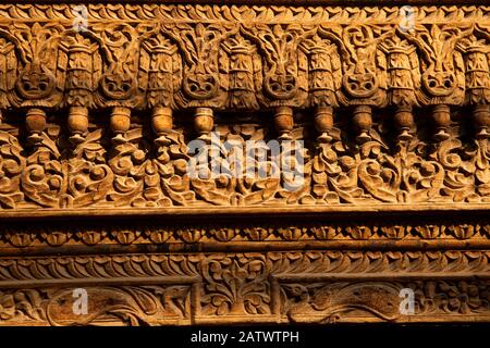 Inde, Rajasthan, Shekhawati, Dundlod, Tunanram Goenka (seth rus Das) Haveli, maison restaurée de riche marchand, cour, sculpture décorative sur bois Banque D'Images