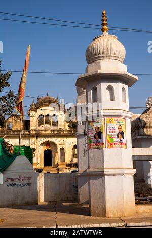 Inde, Rajasthan, Shekhawati, Dundlod, tours peintes en blanc autour du puits traditionnel dans le centre de la ville Banque D'Images