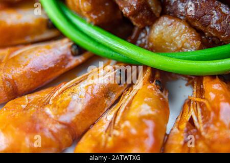 Griller de la viande et des fruits de mer avec des légumes. Biftecks grillés au porc, truite de saumon grillée, moules, crevettes, tomates séchées, tomates cerises, verre de vin. Pic Banque D'Images