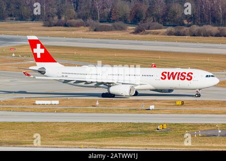 Zurich, Suisse - 1er février 2020: Avion Airbus A 330 de Swiss International Airlines à l'aéroport de Zurich (ZRH) en Suisse. Airbus est une compagnie aérienne Banque D'Images