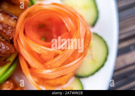 Griller de la viande et des fruits de mer avec des légumes. Biftecks grillés au porc, truite de saumon grillée, moules, crevettes, tomates séchées, tomates cerises, verre de vin. Pic Banque D'Images