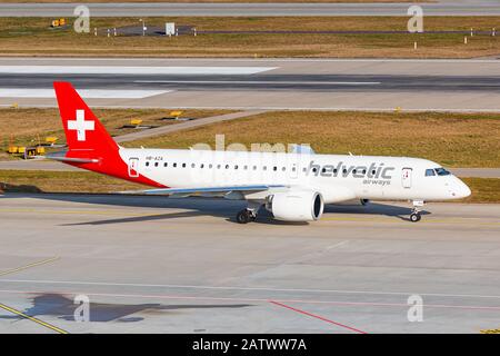 Zurich, Suisse - 1er février 2020 : avion Helvetic Airlines Embraer E 190-E 2 à l'aéroport de Zurich (ZRH) en Suisse. Airbus est un fabricant d'avions Banque D'Images