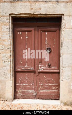 Ancienne porte en bois située dans un mur de pierre en France Europe Banque D'Images