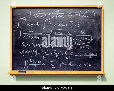 Tableau scolaire ou universitaire avec des formules et équations mathématiques avancées (algèbre) écrites dessus, tableau à la craie Banque D'Images