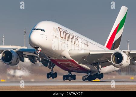 Munich, Allemagne - 16 février 2019: Emirates Airbus A 380 avion à l'aéroport de Munich (MUC) en Allemagne. Airbus est un constructeur aéronautique de Toulous Banque D'Images