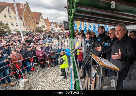 Berching, Allemagne. 05 février 2020. Joachim Herrmann (CSU, r), ministre bavarois de l'intérieur, parle au marché des chevaux berçantes. Le Berchinger Rossmarkt est considéré comme le plus grand festival folklorique d'hiver de l'État libre. Crédit: Armin Weigel/Dpa/Alay Live News Banque D'Images
