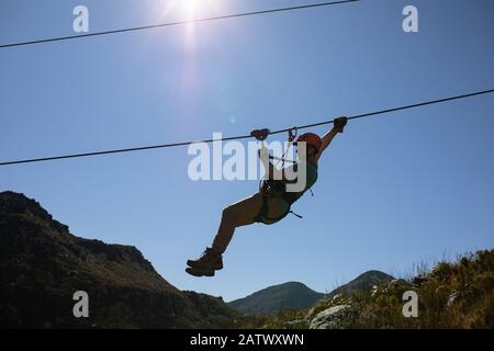 Homme caucasien faisant la ligne de zip Banque D'Images