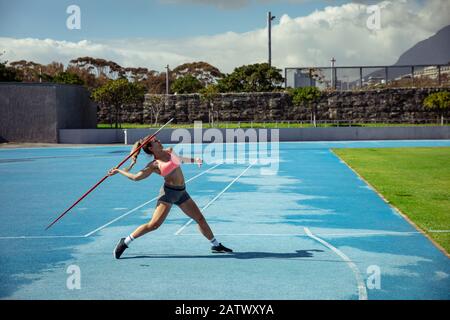 Athlète jetant un javelin au stade Banque D'Images