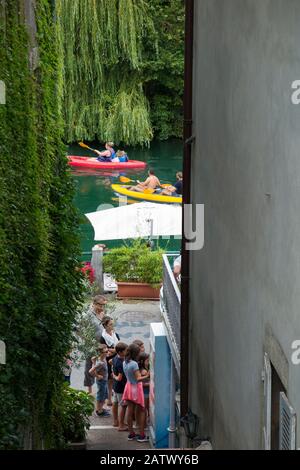 Location / location de vacances kayak canoë canoë kayak canoë kayak kayak kayak à Chanaz sur le canal de Savières dans le sud-est de la France. Août; haute saison d'été pour le tourisme français. Banque D'Images