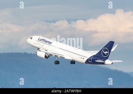 Zurich, Suisse - 1 février 2020: Avion Lufthansa Airbus 320 Neo à l'aéroport de Zurich (ZRH) en Suisse. Airbus est un constructeur d'avions Banque D'Images