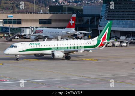 Zurich, Suisse - 1er février 2020 : avion Alitalia Embraer E 195 à l'aéroport de Zurich (ZRH) en Suisse. Banque D'Images