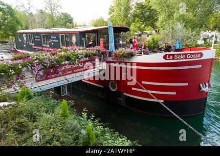 La Sale Gosse artisan type boutique de cadeaux dans un bateau, amarré à Chanaz sur le canal de Savières dans le sud-est de la France. Photo en août; été haute saison pour le tourisme à Chanaz (112) Banque D'Images